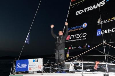 Hugo Cardon,  Alexis Loison y Charlotte Yven podio en la meta viguesa de la segunda etapa de La Solitaire du Figaro Paprec