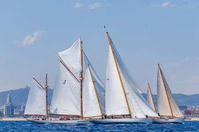 La regata Puig Vela Clàssica reaviva su leyenda en Barcelona con duelos decididos por segundos