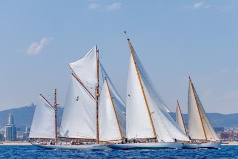 La regata Puig Vela Clàssica reaviva su leyenda en Barcelona con duelos decididos por segundos