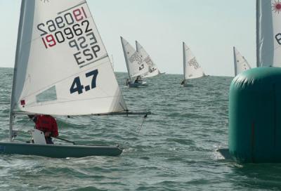 Alfredo Gómez en Standard, Guillermo Flores en Radial y Luis Fernández-Palacios en 4.7, levantan las tres copas andaluzas de Láser. Alfredo Gómez en Standard, Guillermo Flores en Radial y Luis Fernández-Palacios en 4.7, levantan las tres copas andaluzas de Láser.