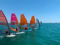 Aragón, Arauz, Álvarez-Dardet, Manchón y Martínez del Cerro se reparten los títulos autonómicos de Windsurf en la bahía gaditana.