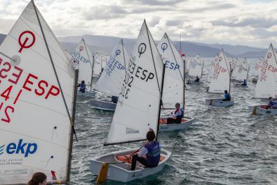 Casi 100 regatistas comienzan en el Abra con poco viento la Regata OptiGetxo 