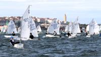 Comienza en aguas coruñesas un gallego de optimist  con gran igualdad entre las flota del norte y del sur 
