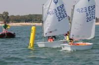 El CN Puerto Sherry llega líder a la última jornada del andaluz por Equipos de Optimist en la bahía de Cádiz