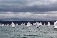 El V trofeo “Aurelio Fernández Lage” de optimist, finaliz´en la bahía coruñesa con rachas de hasta 30 nudos 