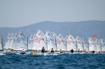 Grecia, Italia, Croacia, Suecia y Estados Unidos empiezan liderando la competición en el Mundial de Optimist de la Costa Brava Grecia, Italia, Croacia, Suecia y Estados Unidos empiezan liderando la competición en el Mundial de Optimist de la Costa Brava
