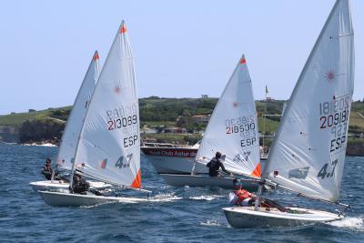 Hugo Sánchez en ILCA 4 y Andrea Carrillo y María Dolores Ojeda en RS Feva, nuevos campeones de Asturias. Hugo Sánchez en ILCA 4 y Andrea Carrillo y María Dolores Ojeda en RS Feva, nuevos campeones de Asturias.