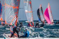 Los británicos Freya Black y Fin Armstrong, líderes en la primera jornada de la MedSailing de 29er en aguas del CN El Balís