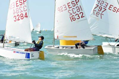 Máxima igualdad en el arranque del X Trofeo de la Hispanidad de Optimist en la bahía gaditana