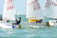 Máxima igualdad en el arranque del X Trofeo de la Hispanidad de Optimist en la bahía gaditana