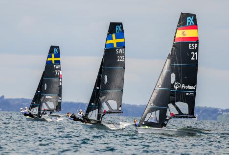 Patricia Suárez y Melania Henke arrancan líderes el Mundial de 49er FX 