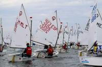 Primera jornada en Dziwnów, sede del Mundial de Optimst marcada por las nulas condiciones de viento