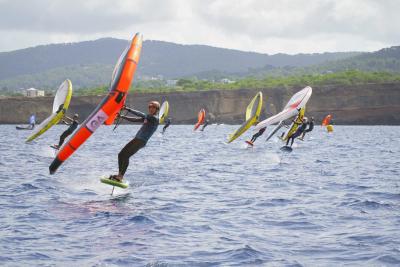 Regata a la carta: el CNSA lleva a los regatistas hasta el viento en el Ibiza Wingfoil Open Regata a la carta: el CNSA lleva a los regatistas hasta el viento en el Ibiza Wingfoil Open