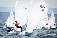 Sin viento en el incio de la jornada en Hyères, que obligó a los deportistas a armarse de paciencia antes de que rolara y se fortaleciera 