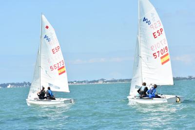 Tres tripulaciones andaluzas se meten en el top11 y alcanzan dos podios en la regata de este fin de semana en la bahía de Cádiz. Tres tripulaciones andaluzas se meten en el top11 y alcanzan dos podios en la regata de este fin de semana en la bahía de Cádiz.