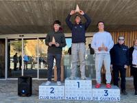 Triplete de los regatistas de Ilca 4 del Club Nàutic Cambrils en el podio masculino de la X Guíxols Cup